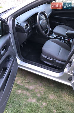 Хэтчбек Ford Focus 2005 в 