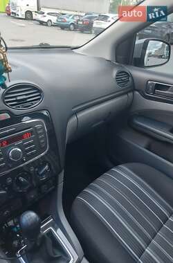 Хэтчбек Ford Focus 2011 в 