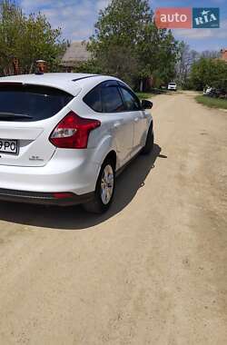 Хэтчбек Ford Focus 2012 в 