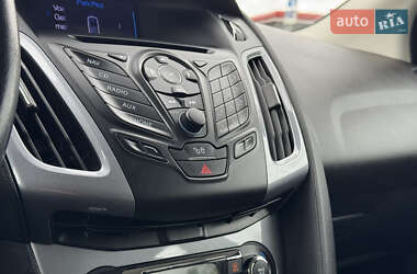 Хэтчбек Ford Focus 2012 в 