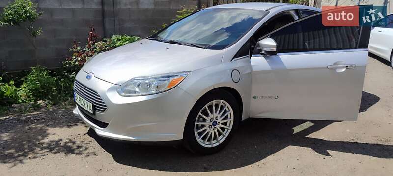 Хэтчбек Ford Focus 2012 в 