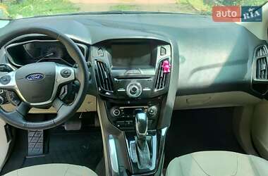 Хэтчбек Ford Focus 2012 в 