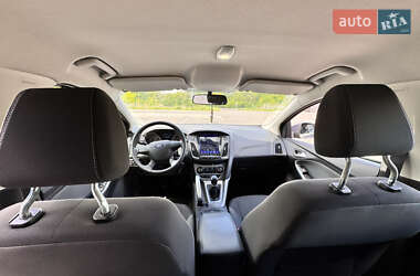 Хэтчбек Ford Focus 2011 в 