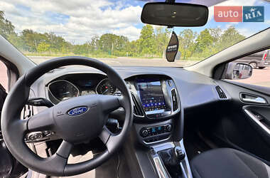 Хэтчбек Ford Focus 2011 в 