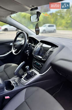 Хэтчбек Ford Focus 2011 в 