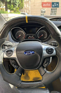 Хэтчбек Ford Focus 2012 в 