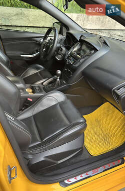 Хэтчбек Ford Focus 2012 в 