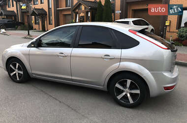 Хэтчбек Ford Focus 2011 в 