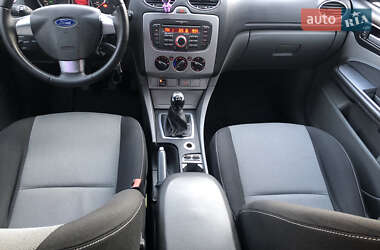Хэтчбек Ford Focus 2011 в 