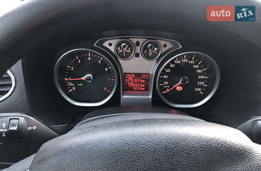 Хэтчбек Ford Focus 2011 в 