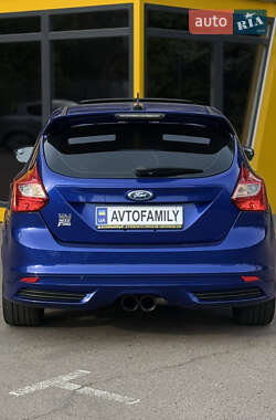 Хэтчбек Ford Focus 2013 в 