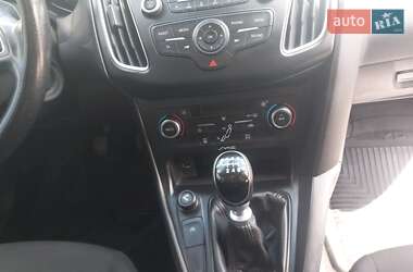 Хэтчбек Ford Focus 2015 в 