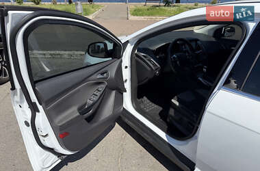 Хэтчбек Ford Focus 2012 в 