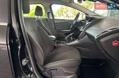 Хэтчбек Ford Focus 2011 в 