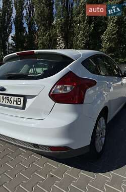 Хэтчбек Ford Focus 2011 в 