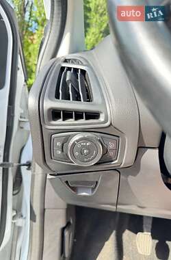 Хэтчбек Ford Focus 2011 в 