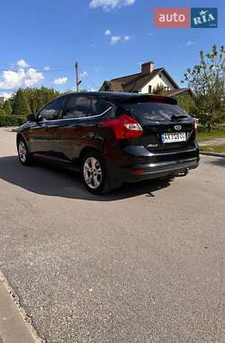 Хэтчбек Ford Focus 2012 в 