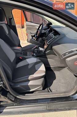 Хэтчбек Ford Focus 2012 в 