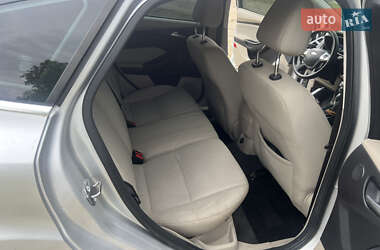Хэтчбек Ford Focus 2011 в 