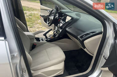 Хэтчбек Ford Focus 2011 в 