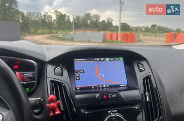 Хэтчбек Ford Focus 2011 в 