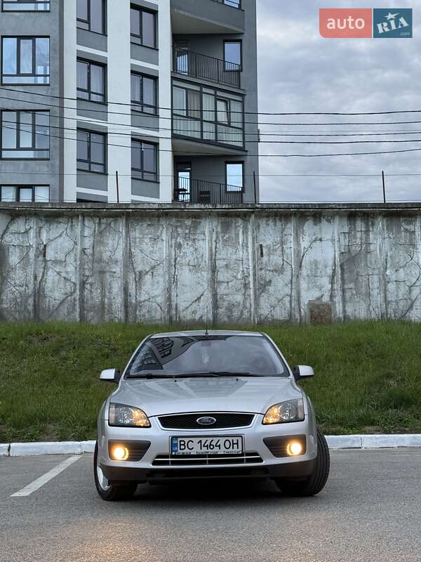 Хэтчбек Ford Focus 2005 в 
