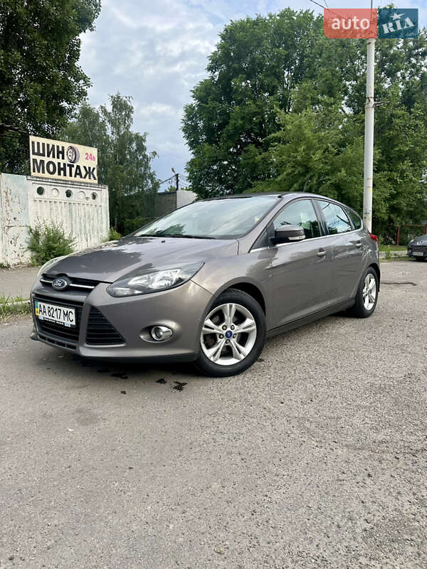 Хэтчбек Ford Focus 2012 в 
