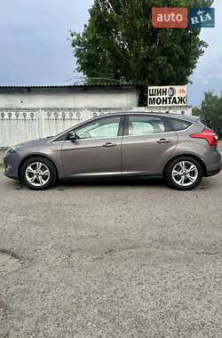 Хэтчбек Ford Focus 2012 в 