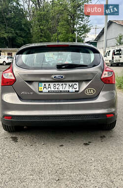 Хэтчбек Ford Focus 2012 в 