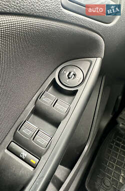 Хэтчбек Ford Focus 2012 в 