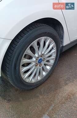 Хэтчбек Ford Focus 2012 в 