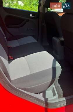 Хэтчбек Ford Focus 2011 в 