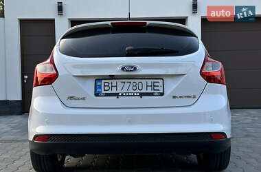 Хэтчбек Ford Focus 2012 в 