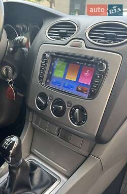 Хэтчбек Ford Focus 2010 в 