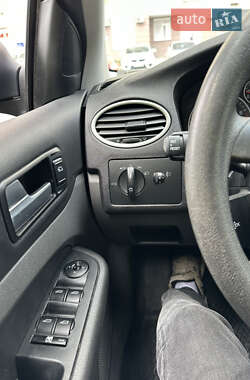 Хэтчбек Ford Focus 2005 в 