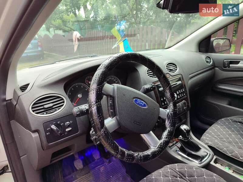 Хэтчбек Ford Focus 2005 в Чуднове