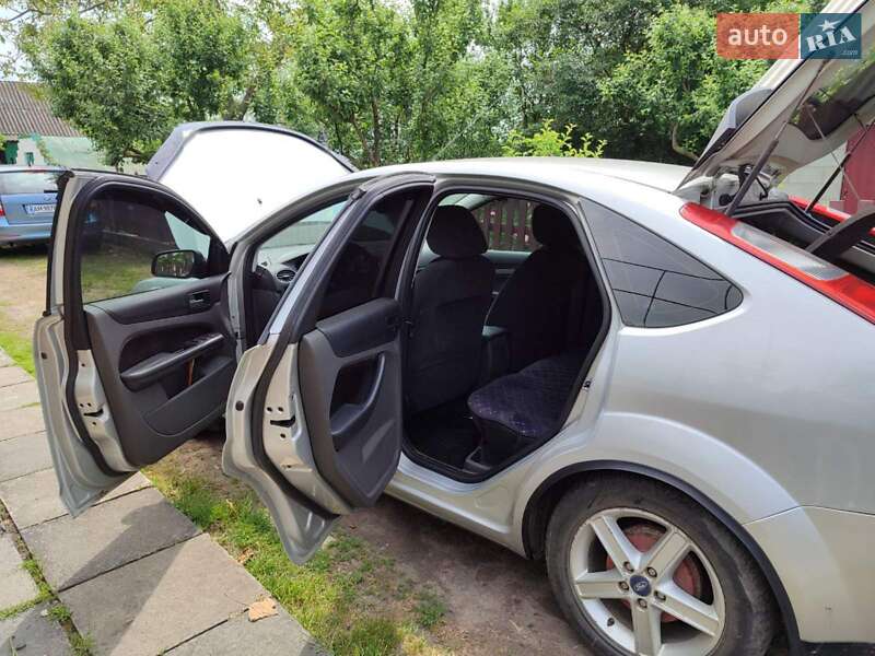 Хэтчбек Ford Focus 2005 в Чуднове