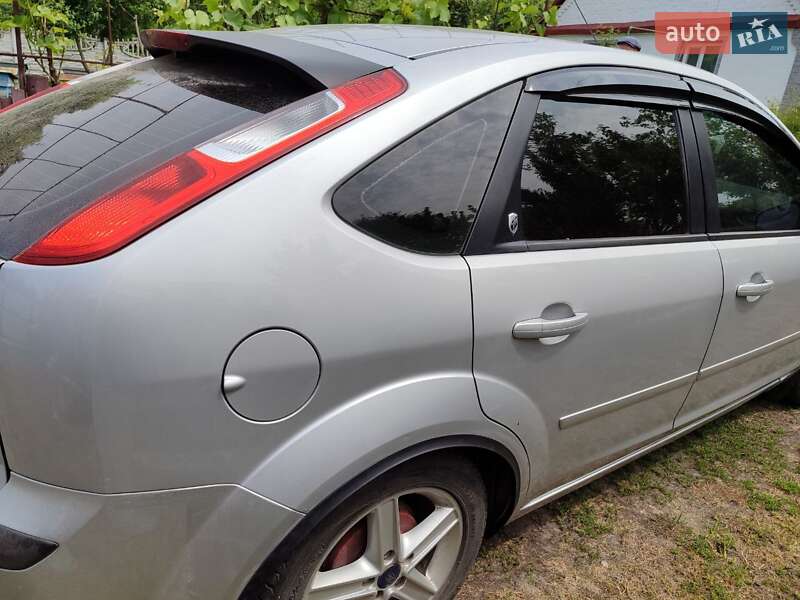 Хэтчбек Ford Focus 2005 в Чуднове