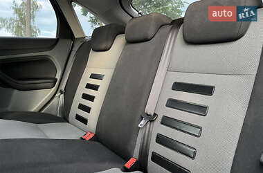 Хэтчбек Ford Focus 2011 в 