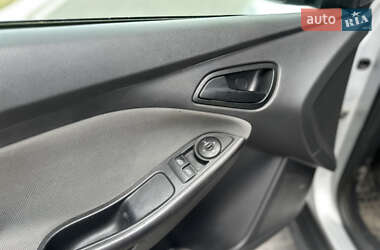 Хэтчбек Ford Focus 2012 в 
