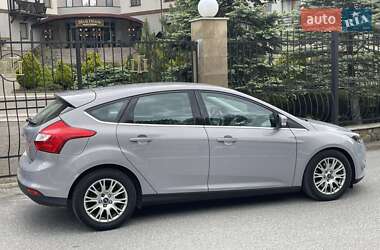 Хэтчбек Ford Focus 2012 в 