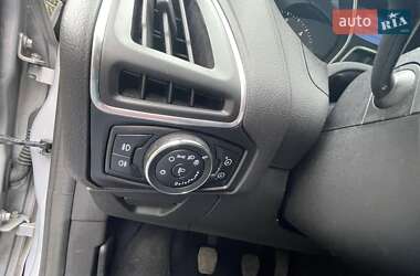 Хэтчбек Ford Focus 2012 в 