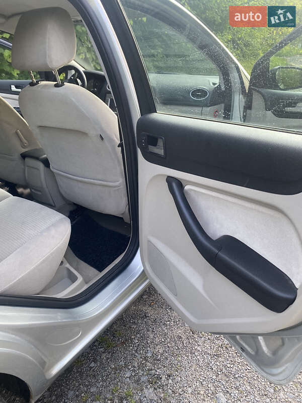 Хэтчбек Ford Focus 2006 в Ровно