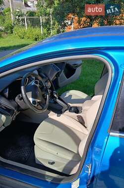 Хэтчбек Ford Focus 2012 в 