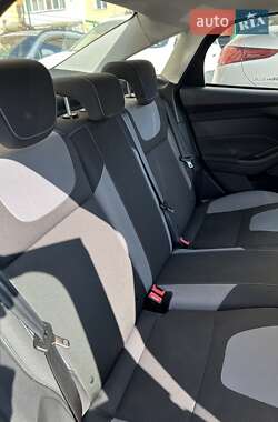 Седан Ford Focus 2011 в 