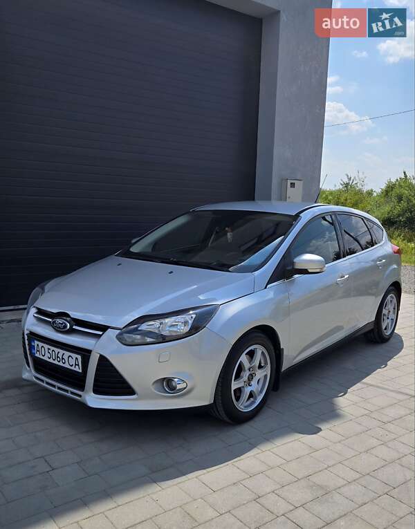 Хэтчбек Ford Focus 2011 в 
