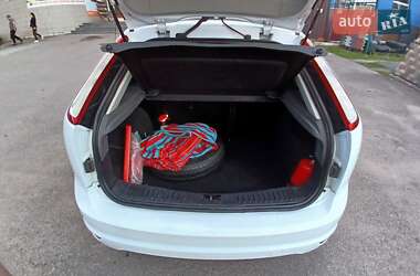Хэтчбек Ford Focus 2011 в 
