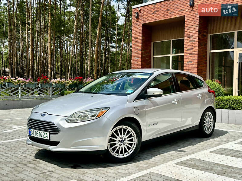 Хэтчбек Ford Focus 2012 в 