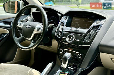 Хэтчбек Ford Focus 2012 в 