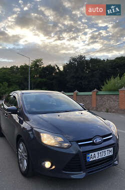 Хэтчбек Ford Focus 2012 в 